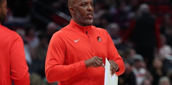 开拓者主帅为杨瀚森骄傲 比卢普斯：我知道他可以的