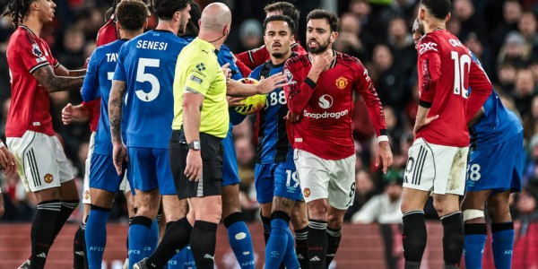 曼联冤？伯恩茅斯多次疑似禁区手球未判 锁喉对手仅染黄