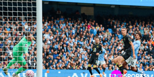 英超铁卫一战载入史册：单场乌龙双响+和队友争顶助攻对手破门