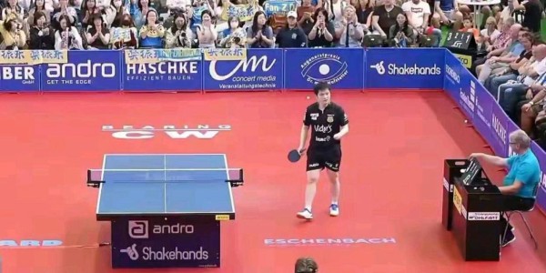 樊振东在德甲首战中的胜利展现出顽强拼搏精神