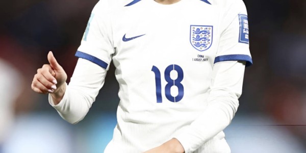 英格兰甜妹凯莉：拥有张柏芝面容和卡洛斯大腿，点球时速超伊萨克